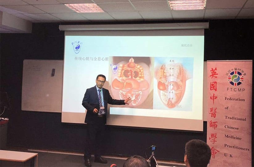 Dr Hongchun Yin teaching Modern Tongue Diagnosis